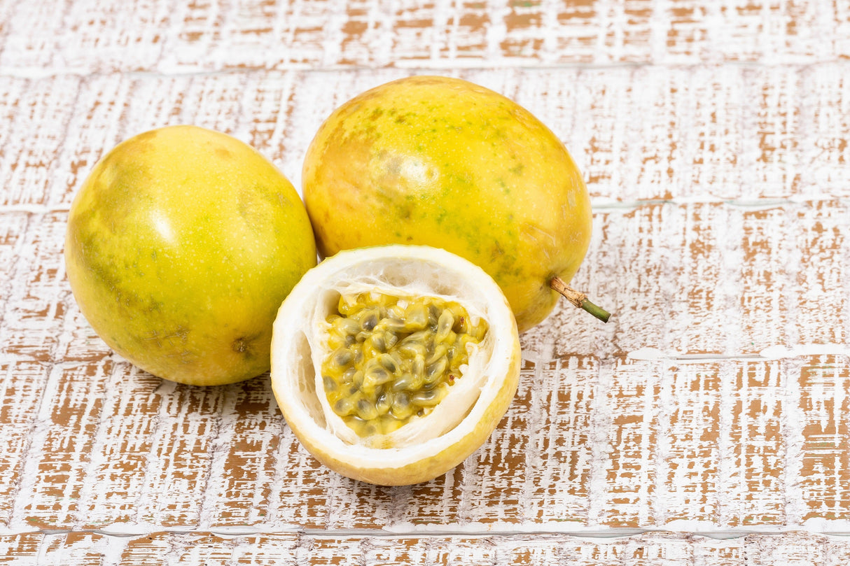 10 YELLOW PASSION FRUIT Vine Passiflora Edulis Flavicarpa Golden Passionfruit Purple & White Flower Seeds